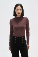 Body de manga larga con cuello alto, confeccionado en tejido al cuerpo.