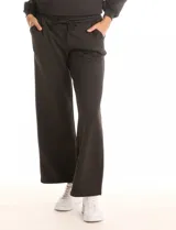 Pantalón tipo jogger de corte recto, color marrón con estampado animal print sutil. Presenta pretina ancha elastizada con lazo de ajuste y bolsillos laterales.