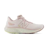 Championes de running New Balance modelo EVOZ, color rosa claro con detalles en rosa y verde.