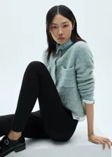 Pantalon skinny de tiro medio, confeccionado en tejido elástico con cintura con goma elástica y diseño entallado.