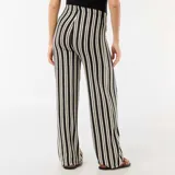 Pantalón de maternidad de corte recto y tiro alto, con estampado de rayas verticales en blanco y negro. Presenta cintura elástica diseñada para adaptarse al crecimiento de la panza durante el embarazo.