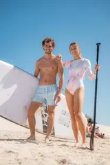 Traje de baño enterizo de manga larga con diseño estampado floral en tonos pasteles, cuello redondo y corte de pierna clásico.