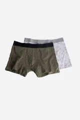 Pack de dos boxers con cintura elastizada, uno color verde militar con estampado de cruces y otro gris con estampado de veleros.