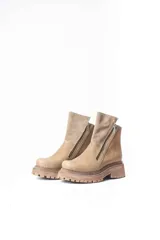 Botas cortas de cuero color beige, con cierre lateral y suela track.