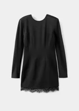 Vestido corto entallado de color negro, con cuello redondo y manga larga. Presenta un diseño de espalda abierta con tiras y un delicado detalle de encaje en el bajo. Incluye forro interior y cierre de cremallera en la parte posterior.