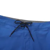 Short de baño negro con cordón ajustable en la cintura y logo de la marca en la pierna izquierda.