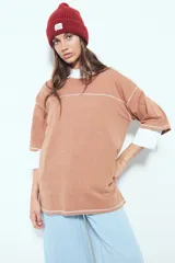 Remera de manga corta con efecto lavado, corte oversize y costuras a la vista en color contrastante. Presenta un diseño relajado ideal para superposiciones.