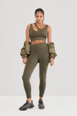 Calza larga de lycra color rosa claro, tiro alto y cintura doble.