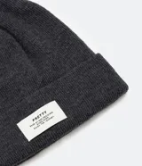 Gorro de lana acrílica con diseño básico y borde doblado.