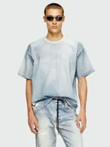 Remera de mangas cortas con cuello redondo, confeccionada en tejido de algodón color celeste con efecto lavado. Presenta un corte holgado y un bolsillo en el pecho. Marca Diesel.