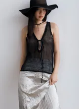 Top de red calada color negro, sin mangas, con escote en V y lazo ajustable en el centro.