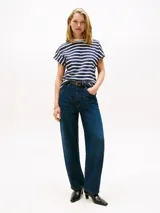 Remera de algodón con diseño de rayas horizontales en azul marino y blanco. Presenta cuello redondo a contraste, mangas tipo kimono y detalle de botones dorados en el hombro.