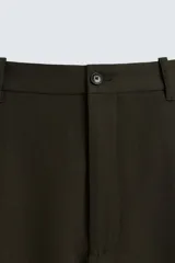 Pantalón de corte regular fit confeccionado en tejido de lana de origen italiano. Presenta bolsillos frontales, bolsillos traseros de vivo con botón y cierre frontal con cremallera y botón.