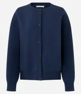 Cardigan de punto color azul marino, con corte holgado, cuello redondo, cierre frontal con botones y mangas largas con puños ajustados.