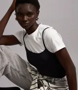 Remera básica de cuello redondo y manga corta con detalle de dobladillo, confeccionada en algodón suave.