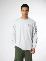 Remera de manga larga gris melange con diseño gráfico estampado en la espalda y en la manga, corte regular fit.