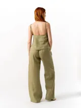Pantalón de lino de corte holgado y tiro ajustable, con cintura elástica y cordón. Presenta bolsillos laterales y un bolsillo trasero.