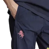 Pantalón deportivo Adidas Juventus Originals, color azul marino con detalles en rosa y amarillo. Cuenta con cintura elástica con cordón ajustable, bolsillos frontales con cierre, puños elásticos y escudo de la Juventus bordado.