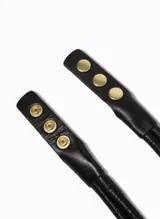 Cinto marrón de cuero trenzado con hebilla metálica plateada con detalles en relieve y cierre de botón ajustable en la parte trasera.