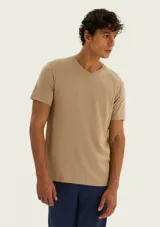 Remera básica de manga corta y cuello en V, de color azul, con diseño liso y corte clásico.