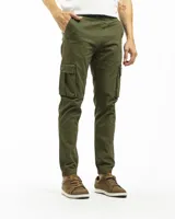 Pantalón cargo estilo jogger color verde oliva, confeccionado en algodón con spandex. Presenta cintura con elástico y pasadores para cinturón, cierre frontal y puños ajustados en los tobillos. Cuenta con múltiples bolsillos cargo laterales.