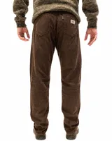 Pantalón de pana marrón con diseño de cinco bolsillos y corte clásico.