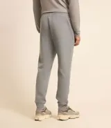 Pantalón deportivo masculino liso color negro, con ajuste elástico en la cintura y bolsillos laterales.