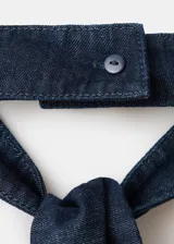 Top crop entallado de tejido de mezclilla, con cuello halter, diseño sin mangas, cierre de botón en el cuello y nudo en la parte posterior.