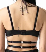 Corpiño negro con tiras cruzadas en el abdomen y espalda.