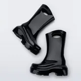 Botas de lluvia Melissa modelo Ultra Boot, color negro con acabado brillante. Presentan un diseño de caña media con aberturas laterales superiores y suela de plataforma con relieve dentado.