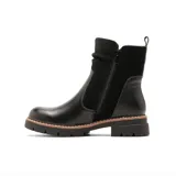 Bota corta de estilo casual, confeccionada en una combinación de cuero liso y gamuza en color negro. Presenta cierre lateral, detalle de tira con broche metálico en el talón y suela track con detalle de costura en contraste.
