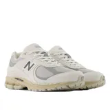 Championes urbanos New Balance modelo 2002R, color beige con detalles en gris y suela en tono arena. Confeccionados en una combinación de gamuza y malla, presentan el logo N característico en los laterales y tecnología de amortiguación en la entresuela.