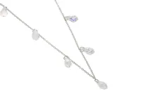 Collar de acero plateado con cadena fina y siete dijes colgantes en forma de gota de cristal facetado tornasolado.