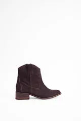 Bota estilo texana de caña corta, confeccionada en cuero vacuno gamuzado color marrón oscuro, con taco cuadrado de madera y costuras decorativas laterales.