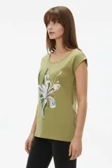 Remera de algodón blanca de manga corta, con cuello redondo y estampado frontal con la leyenda "New York" y flores abstractas en tonos marrones y rosados.