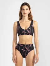 Top de bikini negro con estampado de cadenas y flores rosas.