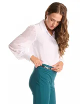 Pantalón de vestir Hope & Harlow confeccionado en crepe, de tiro alto y corte recto. Presenta una pretina con apliques laterales de ecocuero y cadena dorada decorativa.