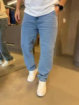 Jean de corte baggy en color azul claro, con diseño de pierna recta y holgada. Cuenta con bolsillos laterales y cierre frontal.