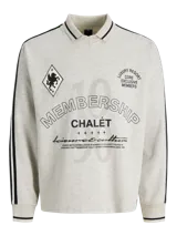 Buzo de manga larga color gris melange, con cuello tipo polo y ajuste holgado. Presenta estampado gráfico frontal con tipografía y detalles en negro, además de bandas laterales en las mangas.