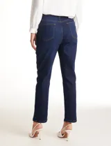 Jean skinny de tiro alto, color azul oscuro, con cierre frontal y botón. Presenta un diseño ajustado con tajos frontales en el ruedo y bolsillos funcionales.