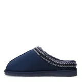 Pantuflas tipo zueco color bordó, con exterior de gamuza sintética y borde superior decorado con costuras trenzadas. Interior forrado en piel sintética al tono y suela de goma plana.