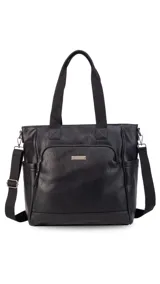 Cartera tipo tote de gran capacidad en color negro, confeccionada en símil cuero con textura granulada. Presenta doble asa corta, bolsillo frontal con cierre y herrajes metálicos. Incluye correa larga ajustable y desmontable.
