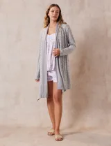 Bata gris con rayas horizontales blancas, de tejido suave con bolsillos laterales.