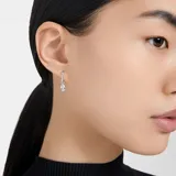 Par de aros plateados con forma de aro pequeño con incrustaciones de cristales blancos y dije colgante de cristal blanco talla pera.