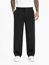 Pantalón sastrero de vestir color negro, de corte ancho y holgado, con pinzas frontales en la cintura y bolsillos laterales.