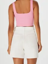 Short de jean de tiro alto, color rojo, con cierre frontal de botón y cremallera, y bolsillos laterales.