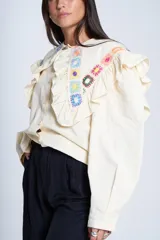 Camisa color crema con cuello Claudine y bordado de crochet multicolor.