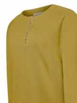 Sweater de punto color mostaza, con cuello redondo y cierre frontal parcial con botones de madera. Presenta mangas largas con puños ajustados y un corte regular.