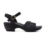 Sandalias negras con plataforma y taco bajo, tira ancha sobre los dedos con apliques brillantes y pulsera con hebilla dorada al tobillo.