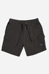 Bermuda cargo de felpa sin frisa, color gris oscuro, con cintura elástica y cordón de ajuste. Presenta bolsillos laterales tipo cargo y logo estampado en la parte inferior.